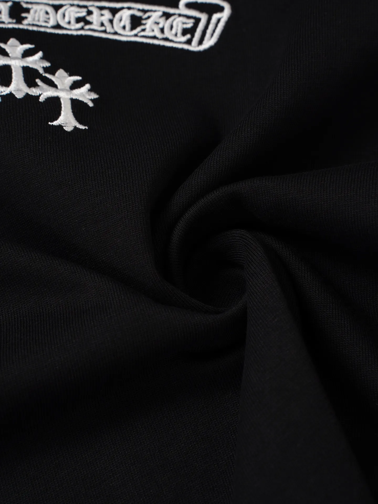 105 CH 2026ss T Chrome Hearts（ ）T ， ， ， 。 ， ， ， 。 / ， ， ， “ ” 。 ， ， ； ， ， ； ， 、 ， ， oversize 。 “Chrome Hearts” ， ， Classic “ + ” ， ， ， 。 T ， 、 ， ， ， 。 ：White Black Size：XS S M L